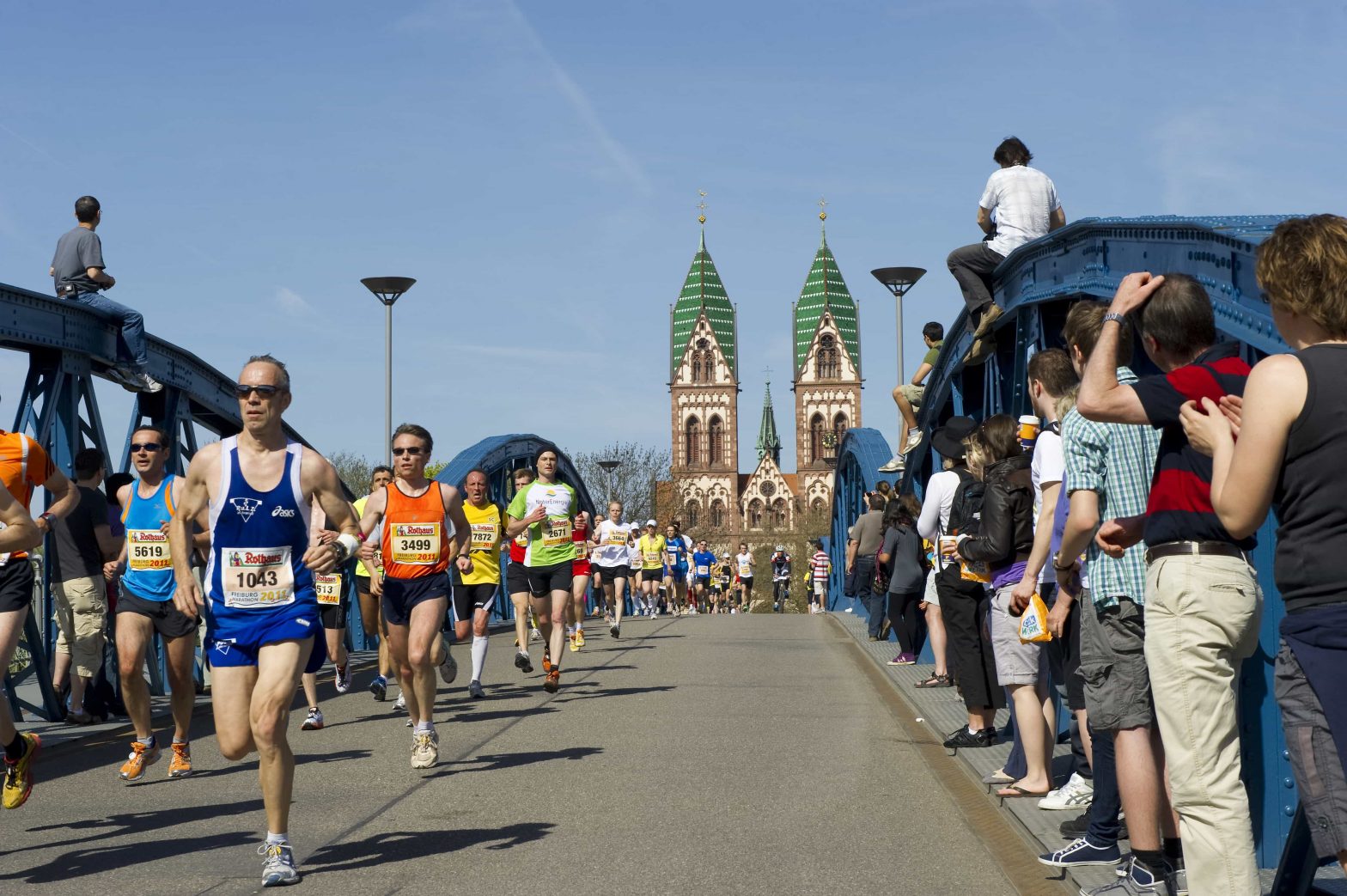 Freiburg Marathon: Läufer aus Wiwilibrücke