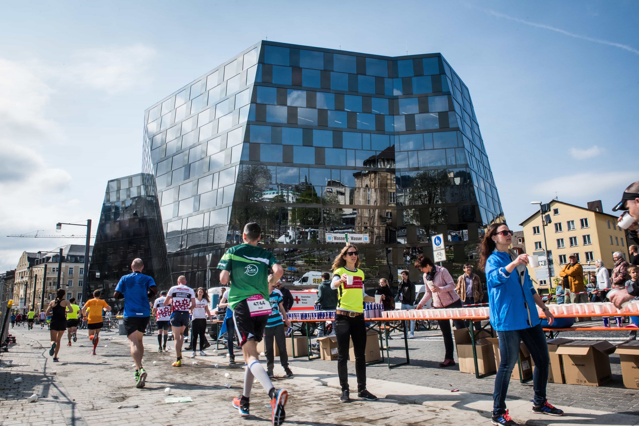 Freiburg Marathon: Verpflegungsstelle vor der Unibibliothek, Copyright FWTM-Polkowski