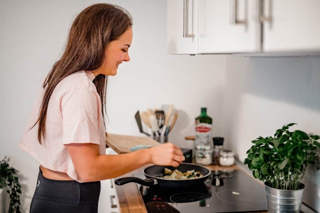 NUTRITION COACH LAURA Cooking Copyright Laura Zimmermann